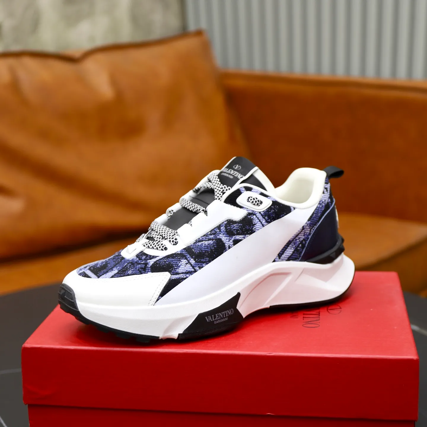 Ex-factory price: 520💰VALENTINO/Valentino Men's latest low-cut thick-soled sports shoes are shipped. Made with heavy industry, men's fine casual sports shoes, versatile style. Original leather, rubber lines embellished with geometric segmented uppers, hand-sewn with fine craftsmanship, novel and fashionable style, rubber soles with rivet details on the front and back, VALENTINO GARAVANI LOGO printed on the side, and Valentino Garavani decorative inlay on the tongue. Logo, comfortable, breathable and durable on the feet! Comes with full original packaging! Code number: 38-39-40-41-42-43-44 (45 can be customized)